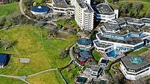 Luftaufnahme des Aqualon (vorn) und des Rehaklinikums Bad Säckingen. Der Betrieb der Therme ist wichtig für das Überleben der ...
