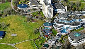 Luftaufnahme des Aqualon (vorn) und des Rehaklinikums Bad Säckingen. Der Betrieb der Therme ist wichtig für das Überleben der ...