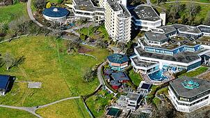 Luftaufnahme des Aqualon (vorn) und des Rehaklinikums Bad Säckingen. Der Betrieb der Therme ist wichtig für das Überleben der ...