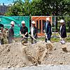 Setzen den ersten Spatenstich für das neue Wohngebäude im Altbohl (von links): Markus Hogenmüller vom Siedlungswerk, Dietrich Gohn von ...