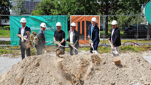 Setzen den ersten Spatenstich für das neue Wohngebäude im Altbohl (von links): Markus Hogenmüller vom Siedlungswerk, Dietrich Gohn von ...