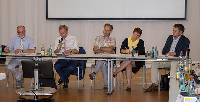 In der Sitzung des Gemeinderates informieren Klaus Teufel (Stadtverwaltung), OB Philipp Frank, Thomas Scheibel und Christiane Maier ...