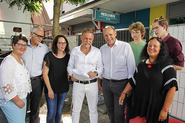 Nach dem SÜDKURIER-Talk ein wenig Abkühlung hinter der Bühne: In fröhlicher Runde (von links) Petra Martin-Schweizer, Torsten Lucht, ...
