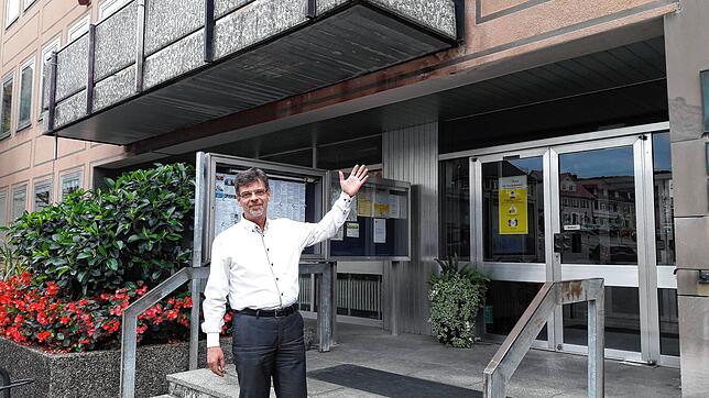 Bürgermeister Georg Riedmann vor dem Rathaus, das nun für rund sechs Millionen Euro saniert werden wird. In die Sanierungsplanung seien ...