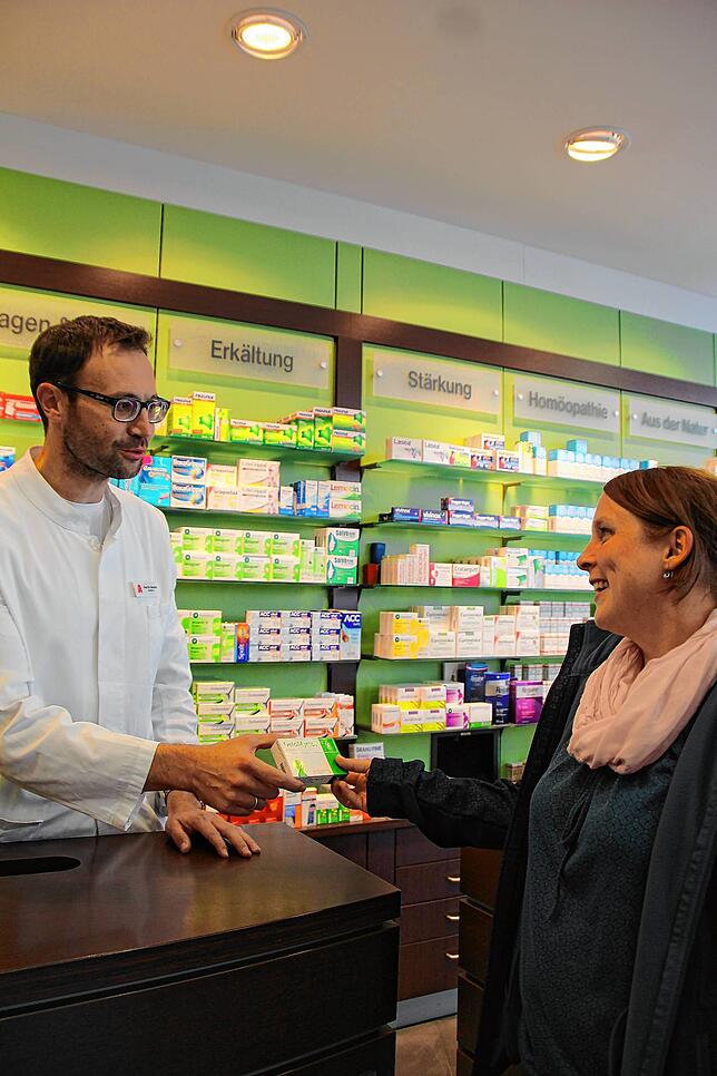 Der Höhepunkt der Grippesaison sei noch lange nicht erreicht, meint der Pharmazeut Markus Gantert (l.) von der Panda-Apotheke in ...