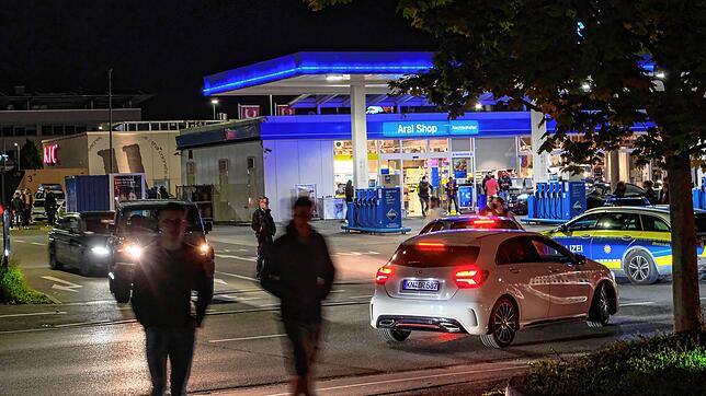 Die Polizei kontrolliert Fahrzeuge an der Aral-Tankstelle in Singen. Immer wieder kommt es in der Region zu Problemen mit ausufernden ...