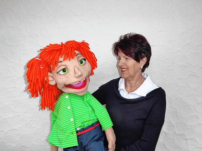 Bauchrednerin Elsbeth Paschke bringt ihre Puppe Lilly mit nach Nenzingen.