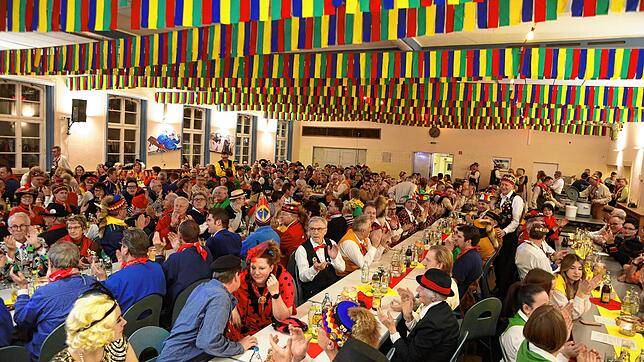 Die Gottmadinger Fahrkantine war wie in früheren Zeiten voll besetzt. Die Narren zählten etwa 300 Besucher.