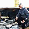 Sebastian Schmäh sitzt neben den Trümmern, die der Brand am Sonntagabend an seinem Zimmerei-Neubau im Meersburger Gewerbegebiet ...