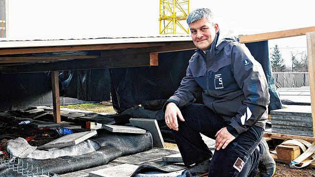 Sebastian Schmäh sitzt neben den Trümmern, die der Brand am Sonntagabend an seinem Zimmerei-Neubau im Meersburger Gewerbegebiet ...