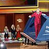 Moderator Thomas Gottschalk wird am Ende der ZDF-Show &bdquo;Wetten, dass..?&ldquo; in einer Baggerschaufel über die Bühne gefahren. ...
