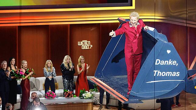 Moderator Thomas Gottschalk wird am Ende der ZDF-Show &bdquo;Wetten, dass..?&ldquo; in einer Baggerschaufel über die Bühne gefahren. ...