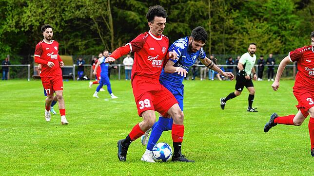 Sandro D‘Acunto (rotes Trikot) vom VfB Villingen und der St. Georgener Gianvito Romeo bei einem Zweikampf. Im Top-Spiel setzte sich der ...