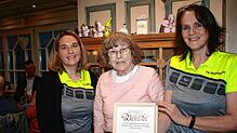 Anneliese Graf aus Lausheim (Mitte) freut sich mit Laura Frey (links) und Agnes Kaiser über die Würdigung ihres Engagements. Foto: ...