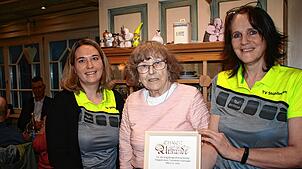 Anneliese Graf aus Lausheim (Mitte) freut sich mit Laura Frey (links) und Agnes Kaiser über die Würdigung ihres Engagements. Foto: ...