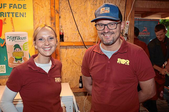 Bild 6: Ein Prosit der Gemütlichkeit! Fotos vom zweiten Abend beim Reichenauer Weinfest 2025