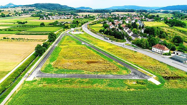 Sieht aus der Luft gar nicht so groß aus, das neue Gottmadinger Gewerbegebiet in Bietingen. Auf den 39 000 Quadratmetern will die ...