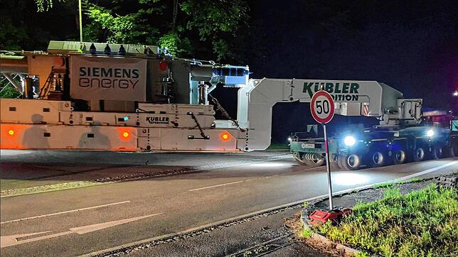 65 Meter lang war ein Schwertransporter, der mit gerade mal 25 Stundenkilometern Höchstgeschwindigkeit auf den Straßen unterwegs war.