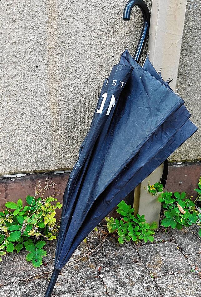 Ein Dieb hat in der Garage von Familie Wachtel ein Damenfahrrad samt Helm mitgenommen. Diesen alten, abgenutzten Schirm hat er da gelassen.