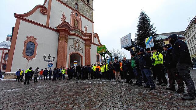 Etwa 200 Personen, die meisten davon Landwirte, fordern auf dem Münsterplatz in Bad Säckingen eine andere Agrarpolitik.