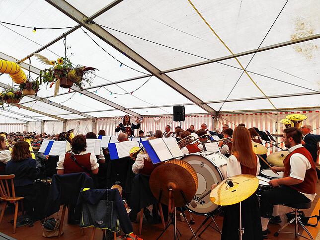 Bild 3: Das Erntedankfest in Hecheln zieht viele Menschen aus dem Umland in die Gemeinde Mühlingen