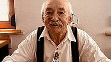 Ernst Häusler an seinem 95. Geburtstag. Bis heute ist er gern mit seinem Rollator unterwegs und ein fröhlicher Mensch.