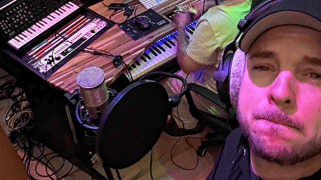Musiker Sascha Wilhelm aus Aach wurde durch seine Teilnahme bei DSDS bekannt. Inzwischen spielt er in einer Rockband und veröffentlicht ...