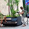 Schlagerstar Alexandra Hofmann (links) beim Musikvideodreh vor der ehemaligen Kapuzinerkirche in Überlingen. Mit dabei sind Kameramann ...