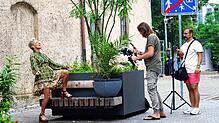 Schlagerstar Alexandra Hofmann (links) beim Musikvideodreh vor der ehemaligen Kapuzinerkirche in Überlingen. Mit dabei sind Kameramann ...