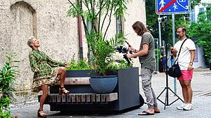 Schlagerstar Alexandra Hofmann (links) beim Musikvideodreh vor der ehemaligen Kapuzinerkirche in Überlingen. Mit dabei sind Kameramann ...