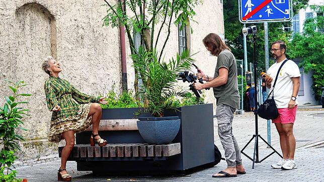 Schlagerstar Alexandra Hofmann (links) beim Musikvideodreh vor der ehemaligen Kapuzinerkirche in Überlingen. Mit dabei sind Kameramann ...