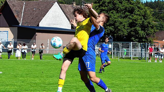 Connor Mitchell (links) traf dreimal beim 5:3-Erfolg des SV Denkingen über den FV Möhringen (Johannes Haller).
