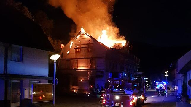 Lichterloh brannte am frühen Sonntag morgen das ehemalige Ton Ton an der B317 in Atzenbach. Am leerstehenden Gebäude fanden gerade ...
