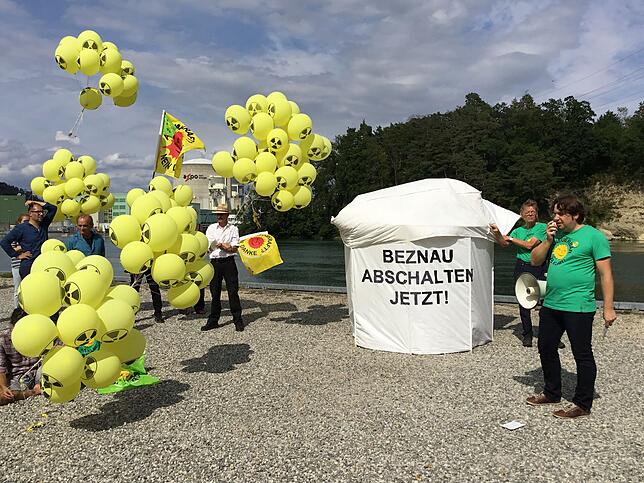 Bereits im September machte die Initiative „Nie wieder Atomkraftwerke Schweiz“ (NWA) auf den 50. Jahrestag von Beznau I ...
