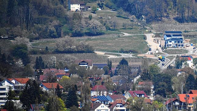 Auf der grünen Fläche in der Mitte schräg über dem Kreisverkehr soll das Ferienressort Sonnenbühl entstehen. Die Bergstraße führt links ...