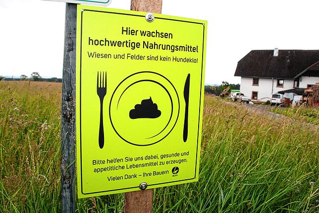 Klare Ansage: Mit diesem Schild legen Bauern in Rickenbach den Hundehaltern das Auflesen des Hundekots nahe.