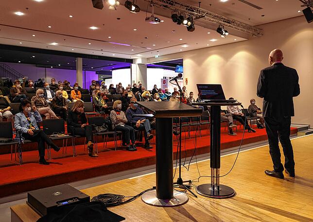 Matthias Horx vor dem Publikum im kleinen Saal des Milchwerks.