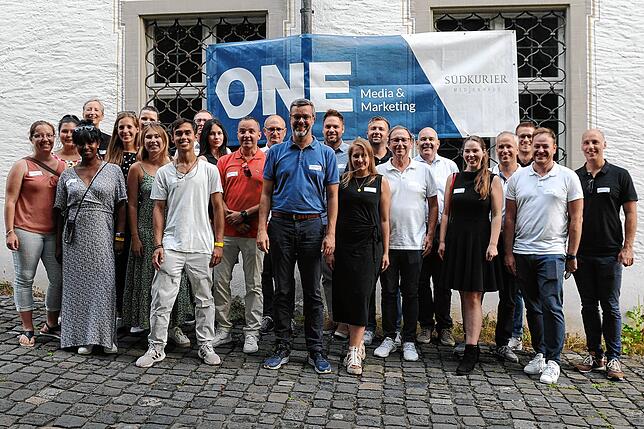 Das Team der Marketingagentur SK One vor dem Torkel in Salem.