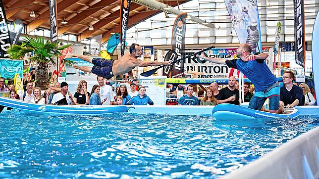 Voller Einsatz im Testbecken: Das Bild von der SUP-Team-Challenge entstand bei der Interboot 2019.