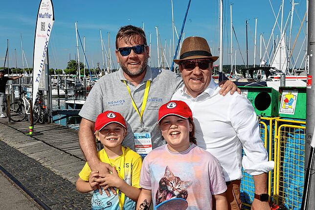Bild 15: Auf dem See sind die Schiffe unterwegs, im Konstanzer Hafen die Besucher der Bodenseewoche