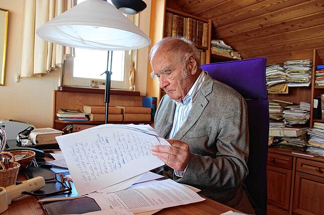 Walser bei der Arbeit: An diesem Schreibtisch entstanden tausende handgeschriebene Manuskripte (Archivbild).