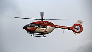 Ein Rettungshubschrauber schwebt in der Luft. (Symbolbild) Ein bei einem Sturz in Münchingen schwer verletzter Radfahrer kommt mit dem ...