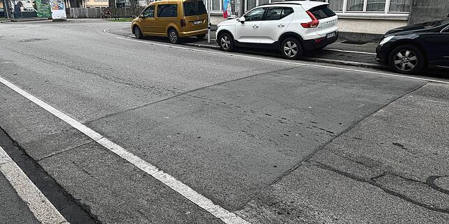 Ein besonders großer Abschnitt, der 2021 saniert worden ist, erstreckt sich fast über die komplette Breite der Fahrbahn.