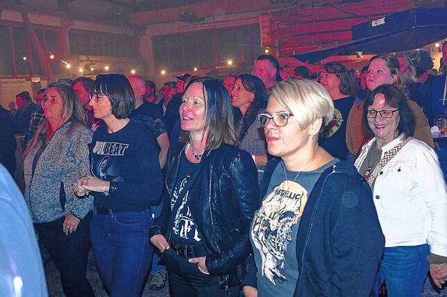 Bild 17: Back to the Future Dust & Bones bieten in der Halle von Holzbau Mäder ein Rockspektakel