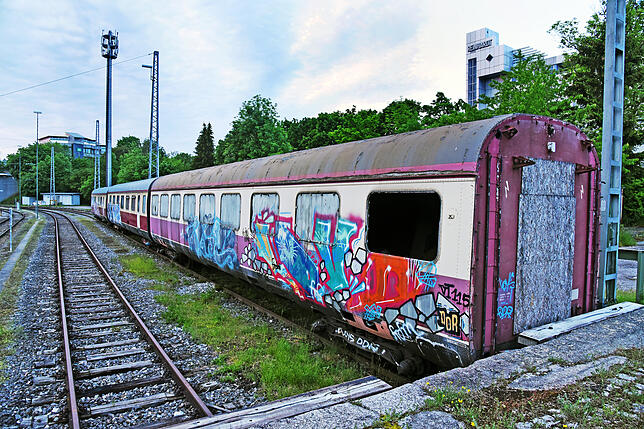 Die drei alten Waggons stehen jetzt am Verladebahnhof zwischen der Schneckenbrücke und der Brücke Schwenninger Straße.