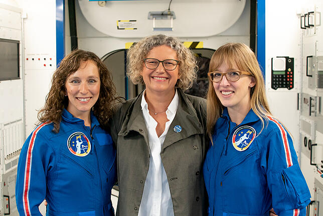 Claudia Kessler mit den beiden Kandidantinnen Suzanna Randall (li.) und Insa Thiele-Eich (re.)