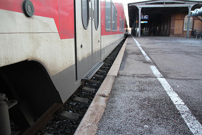 Regionalzüge haben eine Ausstiegshöhe von 55 Zentimetern. Bei Fernverkehrszügen sieht das anders aus, sie haben eine Ausstiegshöhe von ...