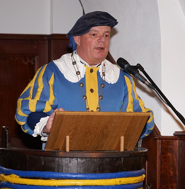Die Meersburger Schnabelgiere-Zunft nimmt seit Jahren mit einer Abordnung am Aschermittwochs-Gottesdienst teil, erklärt Zunftmeister ...