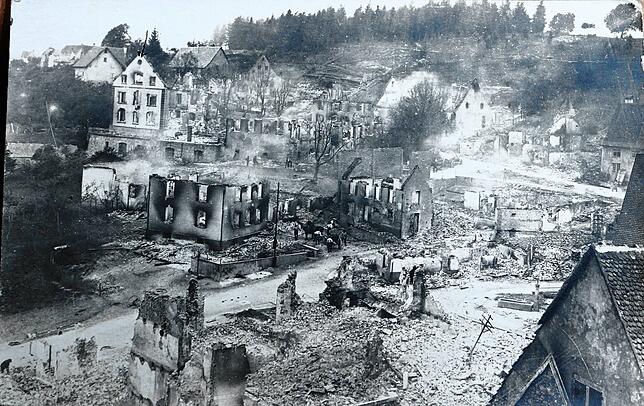 Vom Maienländertor bis hinauf auf den Alenberg brannte es. Da es kein Waser gab, löschte die Feuerwehr Bräunlingen das Alenberg-Wäldchen ...