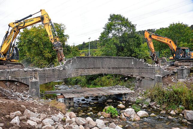 Am Donnerstag begannen die Abrissarbeiten der Schlüchtbrücke. Die Bagger fressen sich auf diesem Foto von beiden Seiten durch das marode ...